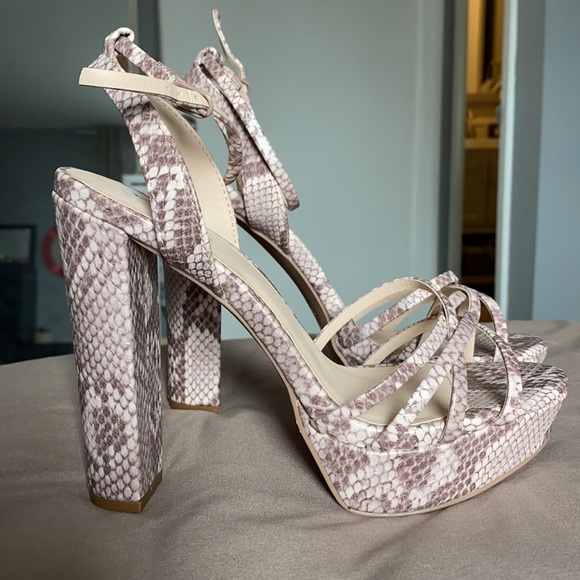 Qupid Shoes - Snake skin platform heels new never worn size 6.5